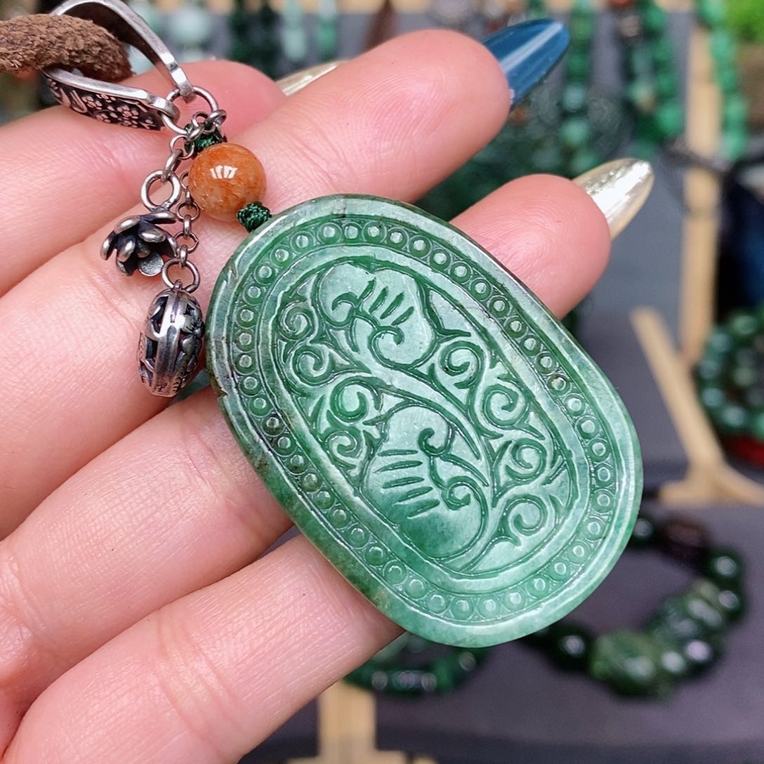 翡翠颈饰未镶嵌漂亮美眉