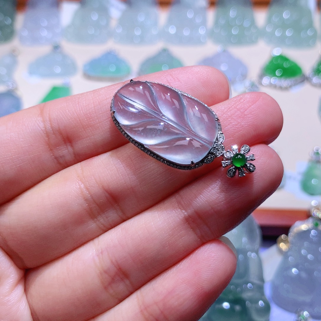 颈饰18K金镶嵌翡翠叶子