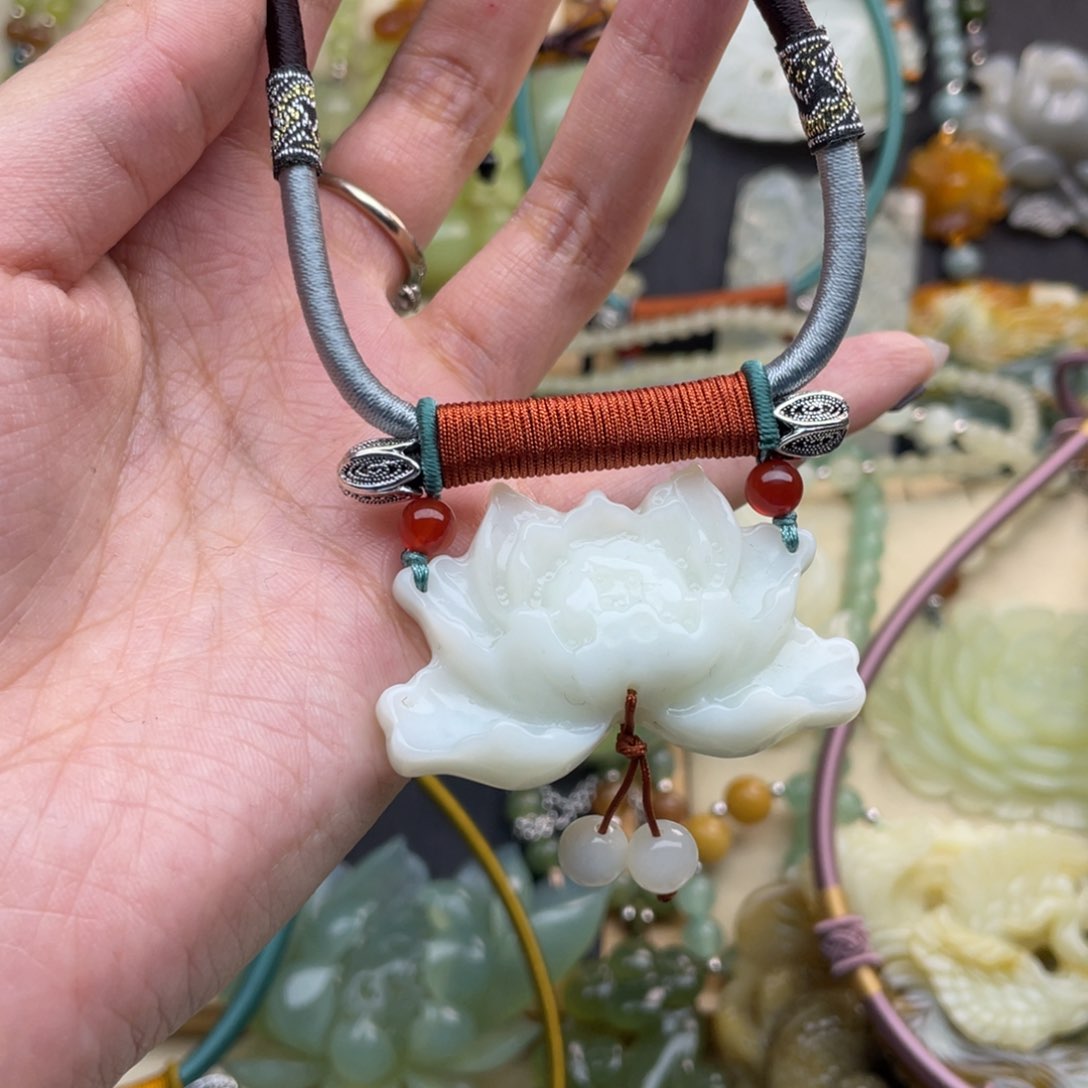 蛇纹石玉颈饰未镶嵌