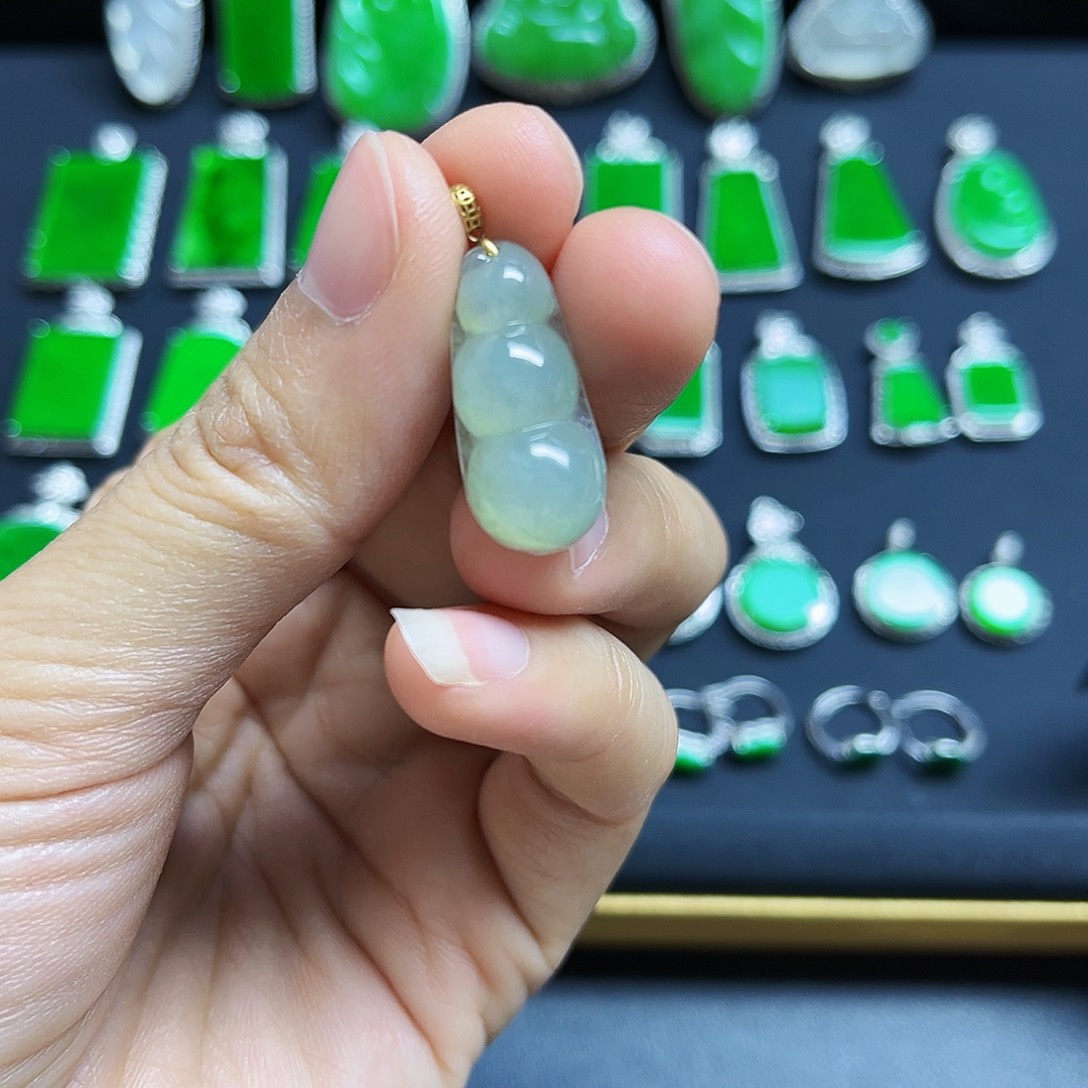 翡翠18K金镶嵌颈饰