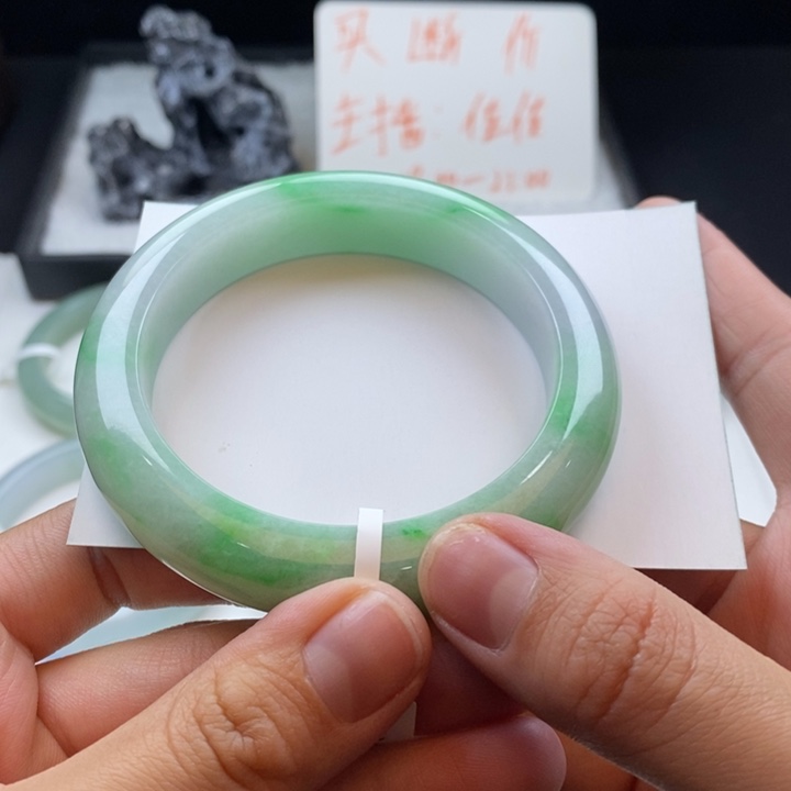 翡翠手镯未镶嵌翡翠