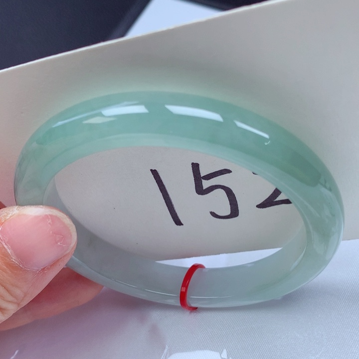 翡翠手镯未镶嵌翡翠