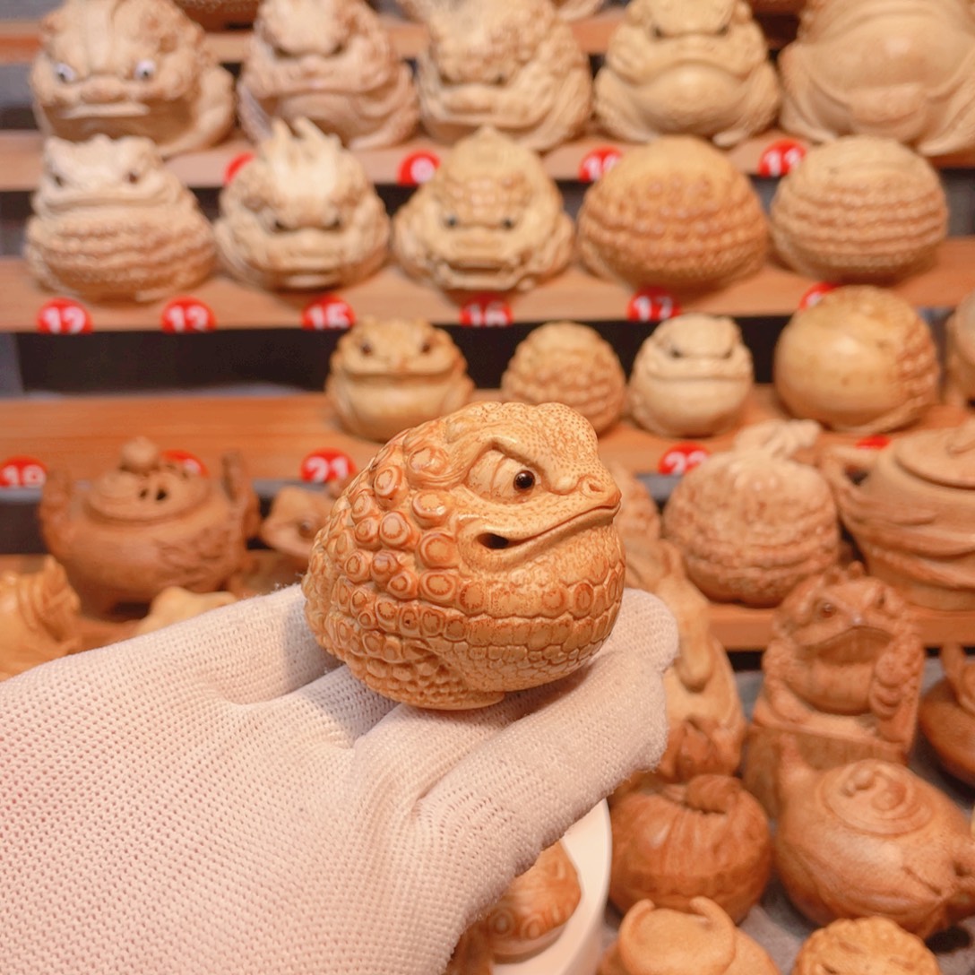 豆***奶竹根雕金蟾手把件