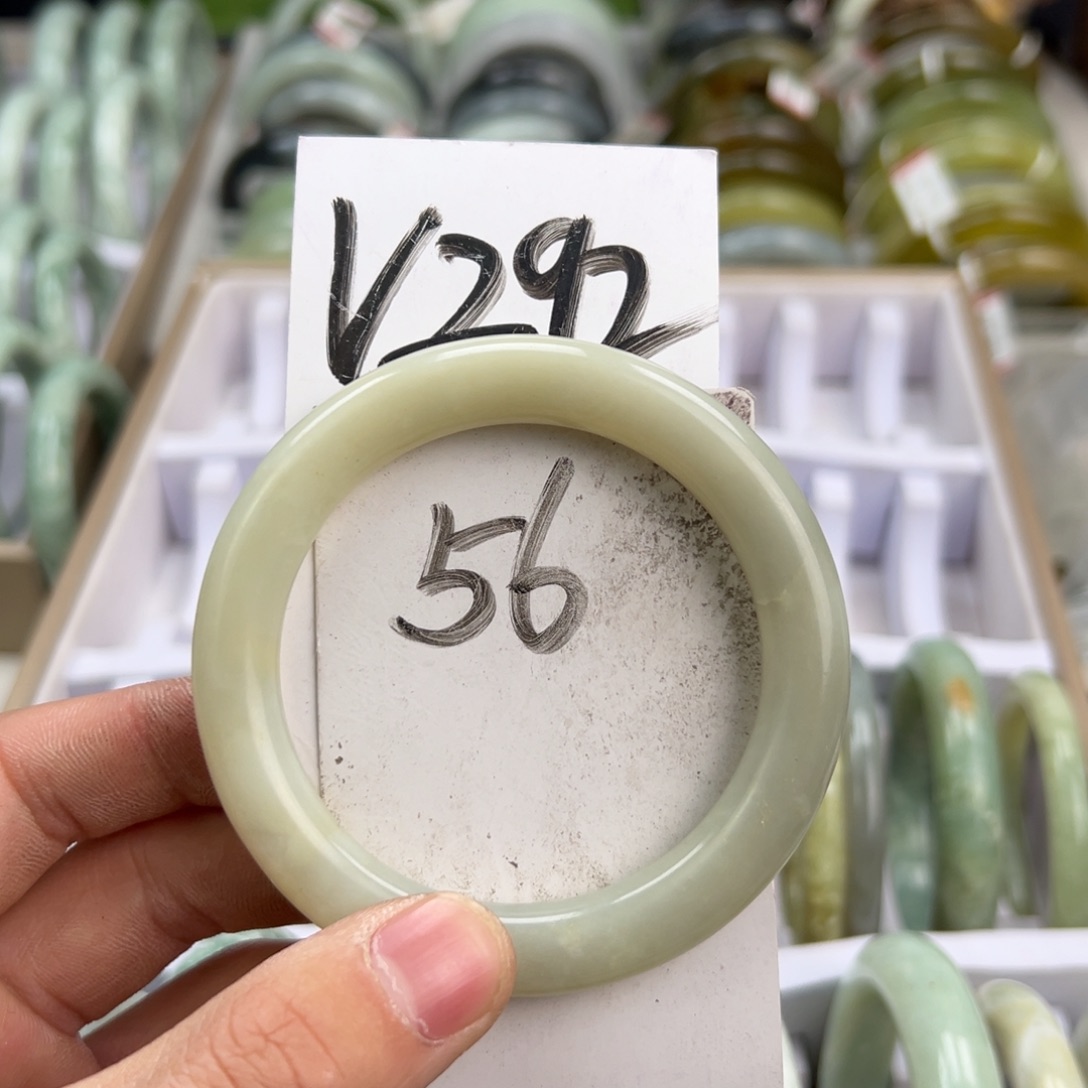 岫玉手镯未镶嵌天然岫玉微瑕，可以正常佩戴