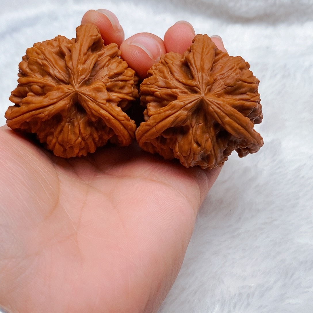 淼***，文玩核桃吊坠三棱