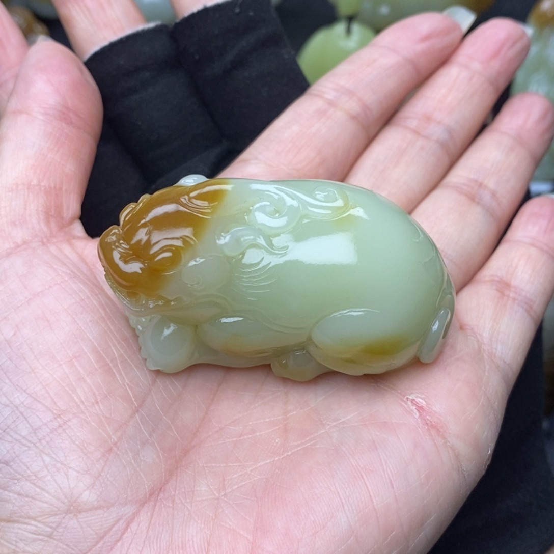 六***剑和田玉未镶嵌把件