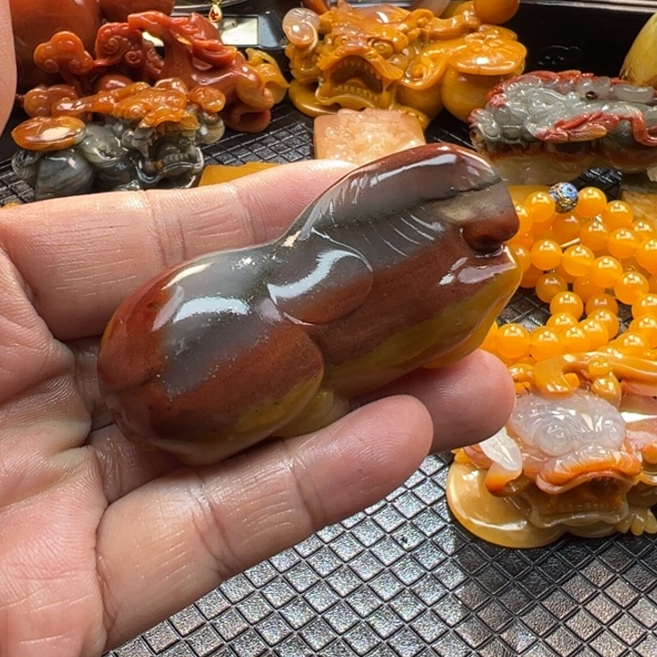 石英质玉（黄龙玉）颈饰未镶嵌