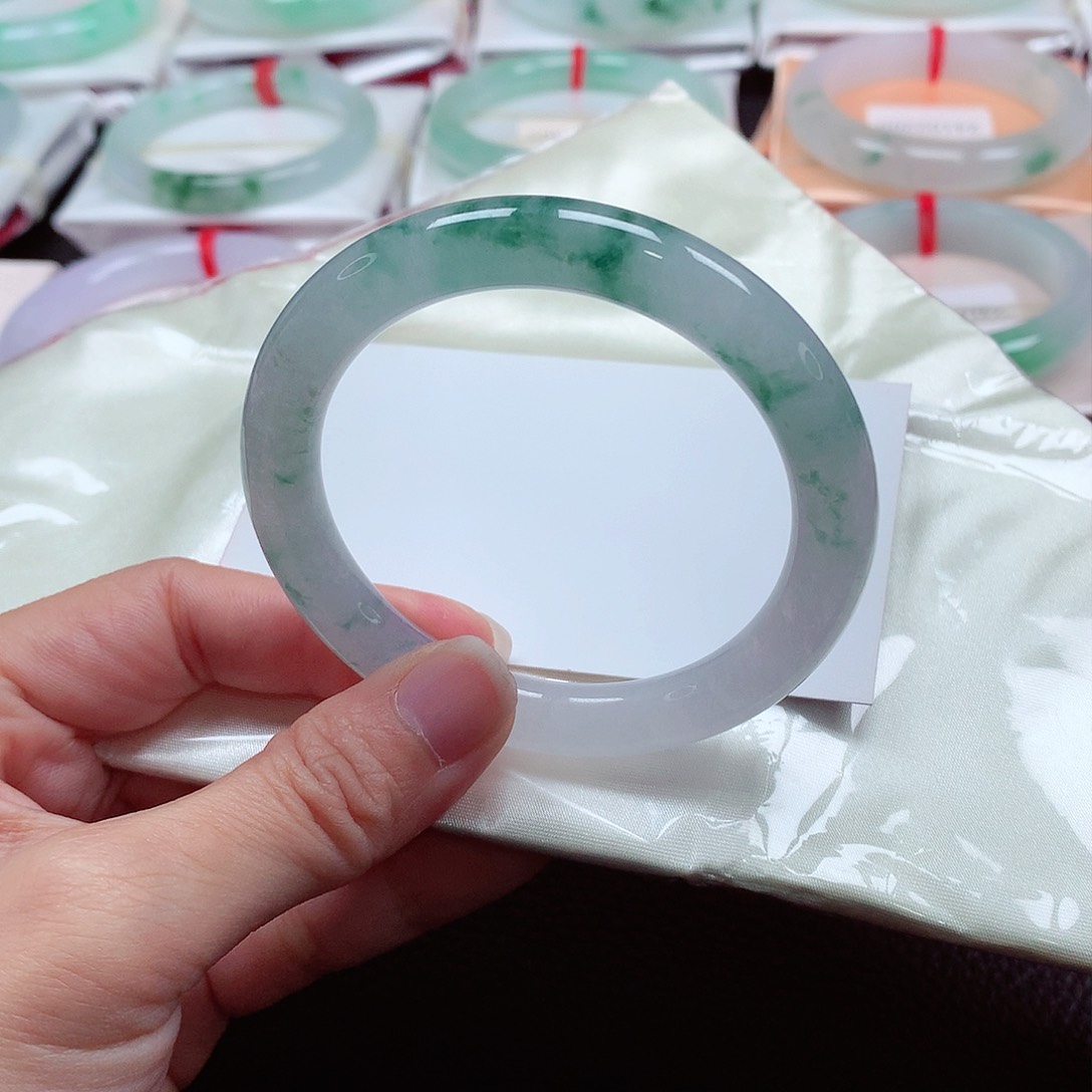 翡翠手镯（圆镯）未镶嵌天然A货翡翠手镯