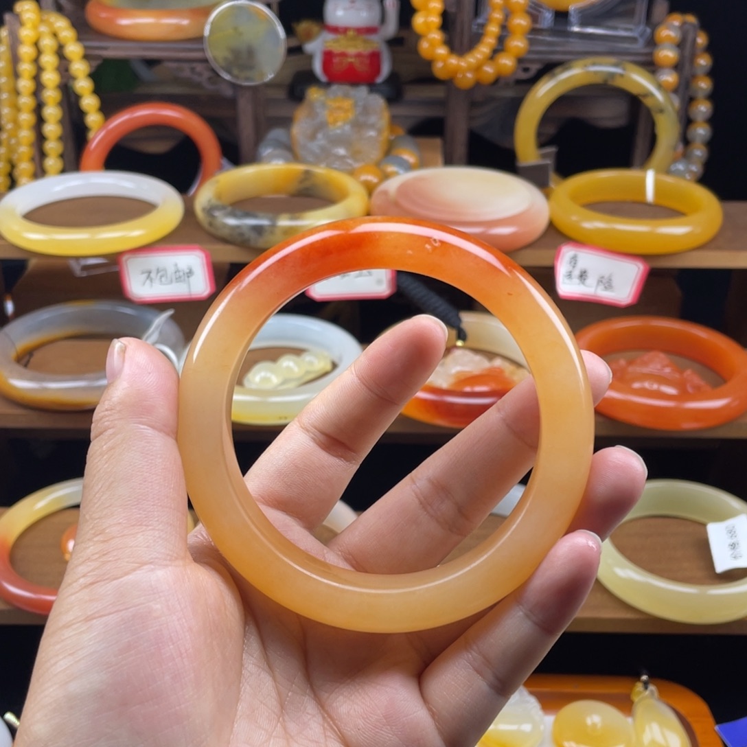 未镶嵌石英质玉（黄龙玉）手镯有沙眼