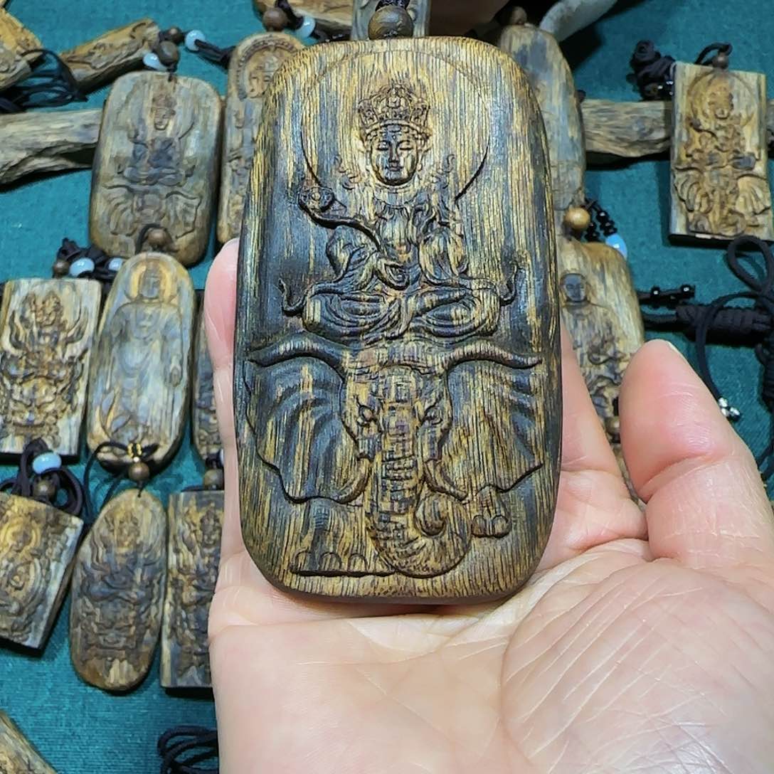 沉香吊坠敏*海南白奇乌身老料雕刻普贤菩萨带绳42克