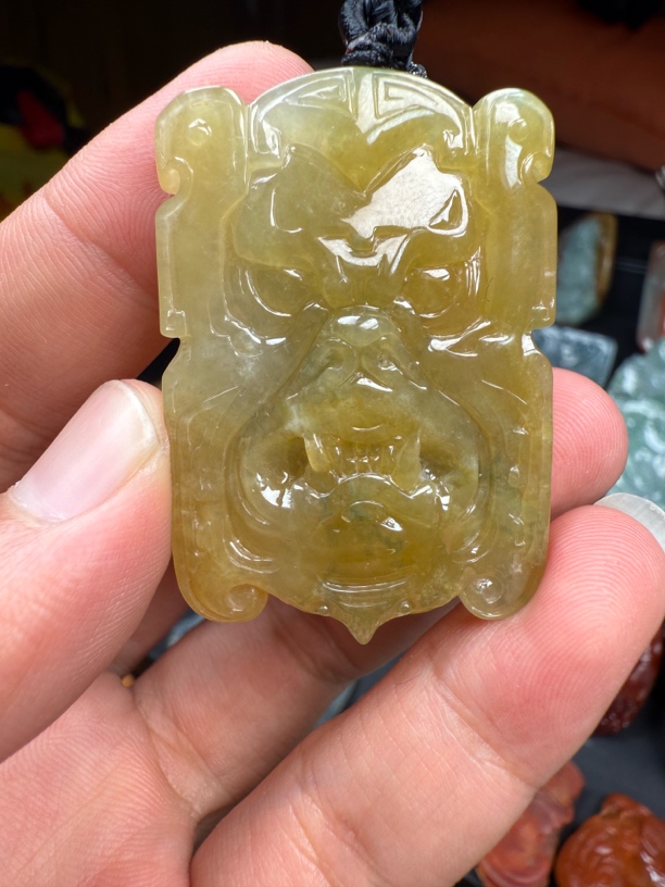 翡翠天然黄翡兽头牌子