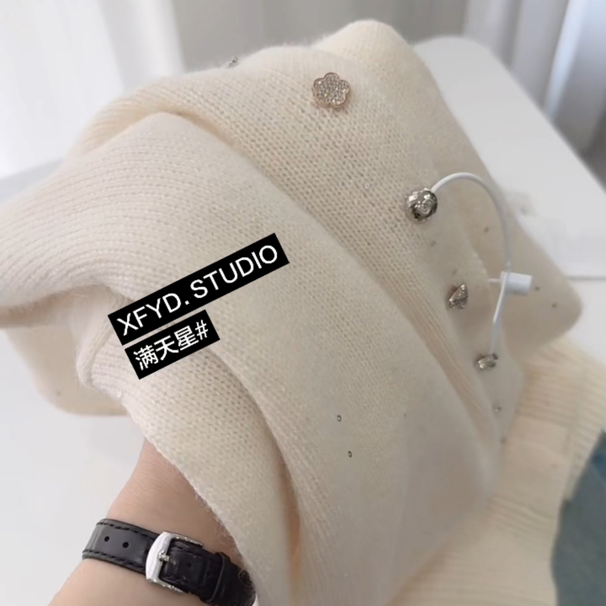 小朵家   ins穿搭#0070满天星 设计感扣子半领软糯长袖毛衣