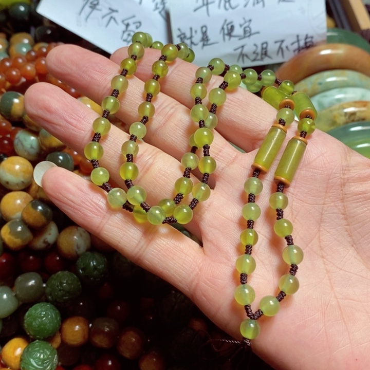 蛇纹石玉颈饰未镶嵌