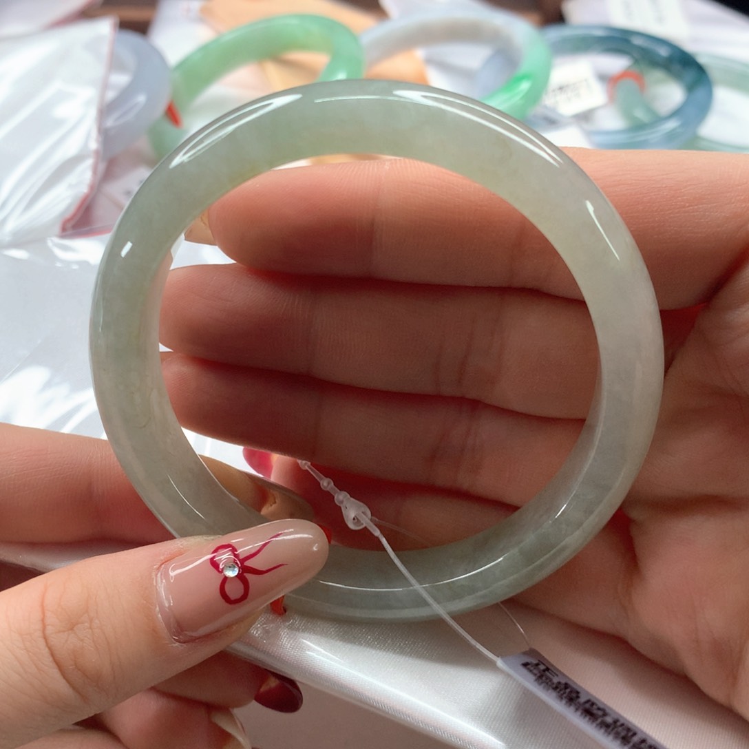 翡翠手镯未镶嵌60圈口