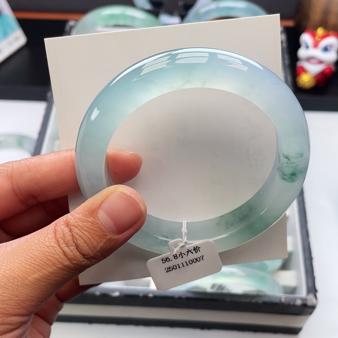 翡翠手镯未镶嵌海蓝之谜