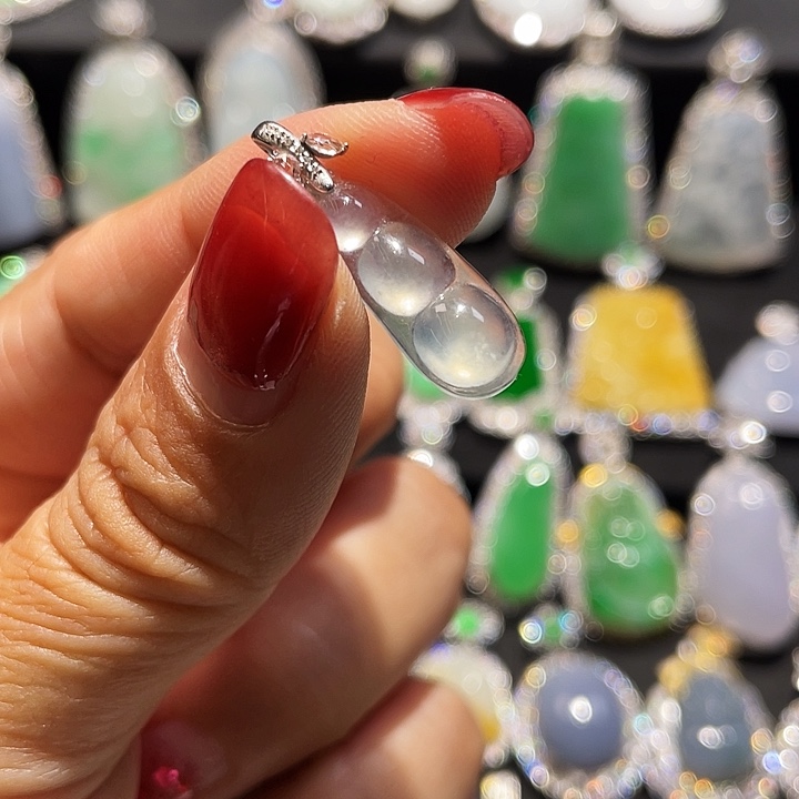 翡翠18K金镶嵌颈饰宝贝