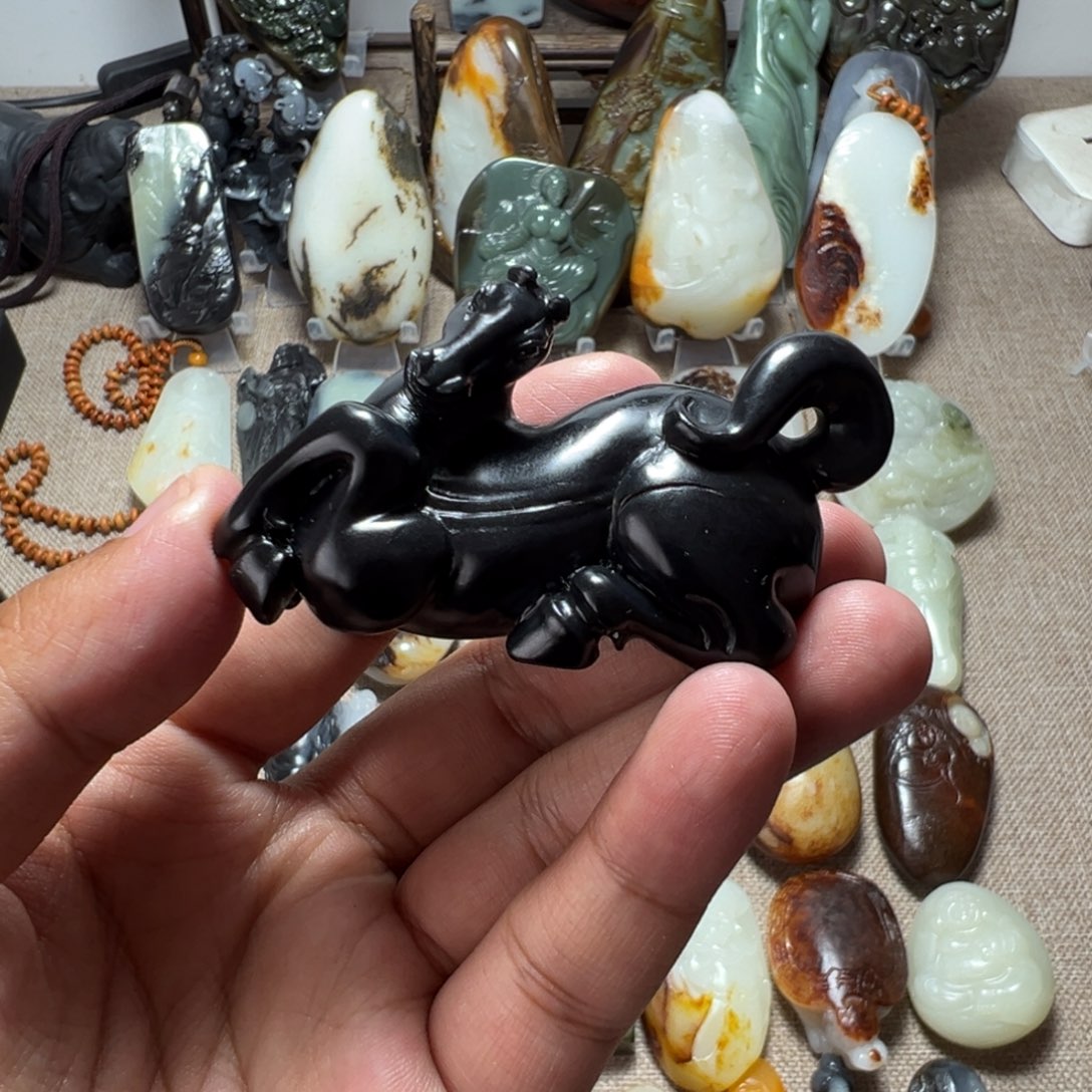 和田玉未镶嵌把件马