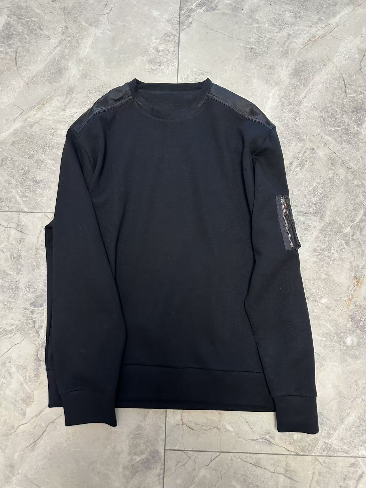 袖口拼接尼龙圆领卫衣