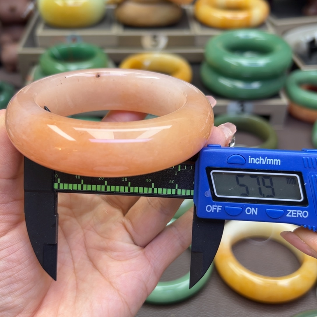 未镶嵌手镯石英岩玉