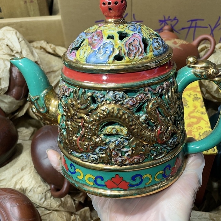 紫砂茶壶原矿泥料，手工制作一把紫砂壶。