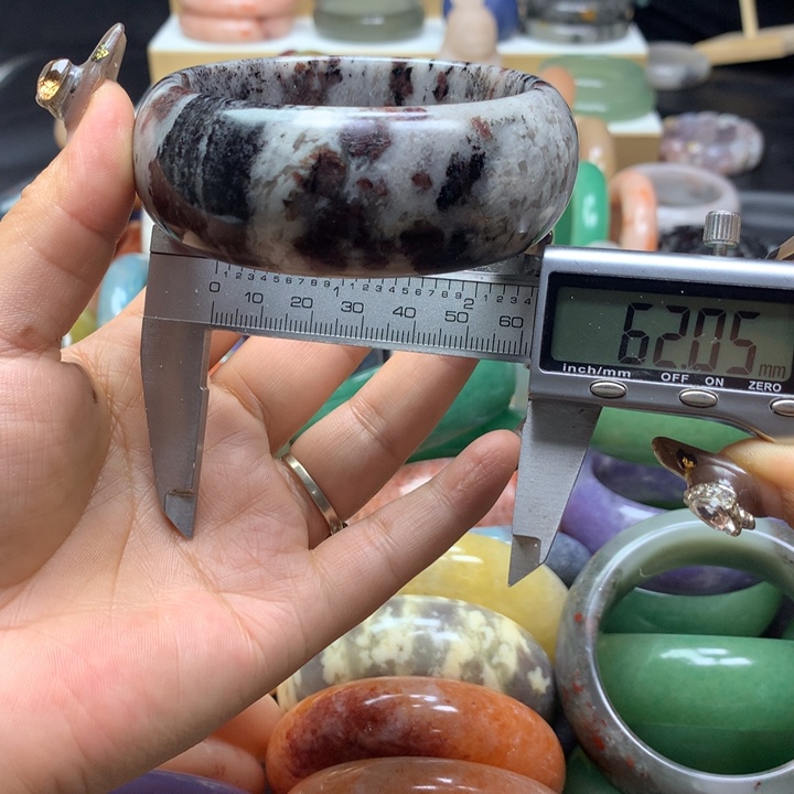 未镶嵌手镯石英质玉