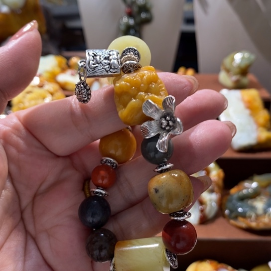 蛇纹石玉未镶嵌颈饰