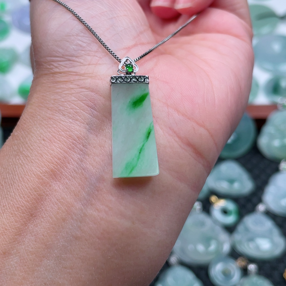 翡翠A货 18k金镶嵌冰润飘阳绿小无事牌吊坠 尺寸23.9×10.7×2.4