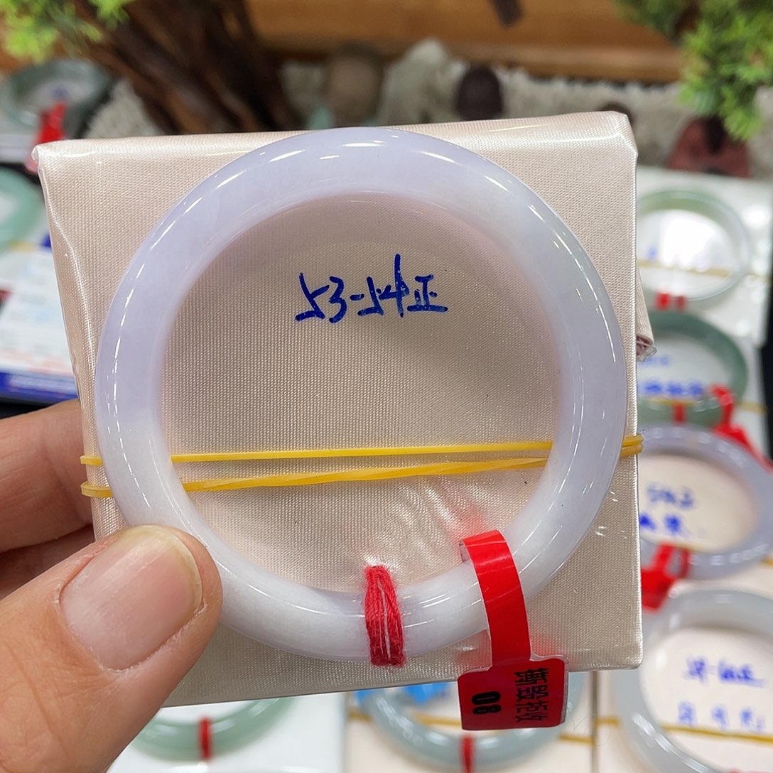 翡翠手镯未镶嵌翡翠