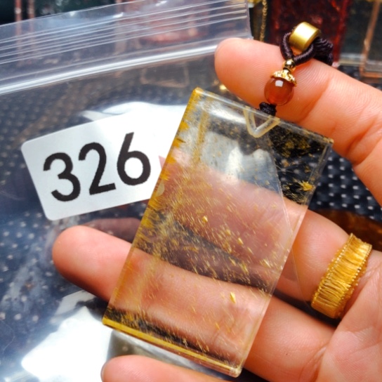 托***卡未镶嵌颈饰水晶吊坠