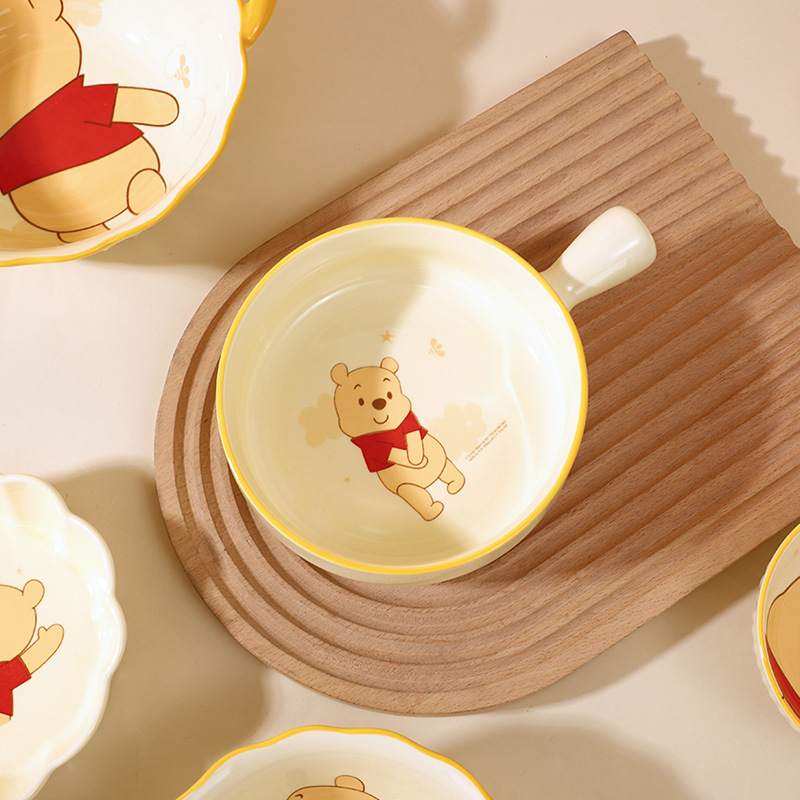 正版维尼熊陶瓷手柄碗家用餐具卡通饭碗可爱陶瓷碗沙拉碗面碗汤碗
