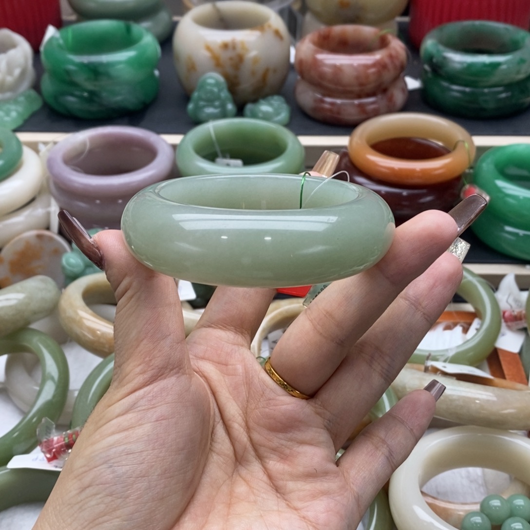 石英岩玉未镶嵌手镯