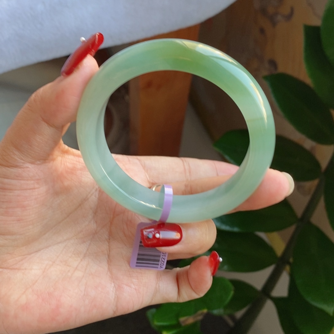 翡翠手镯未镶嵌四**?