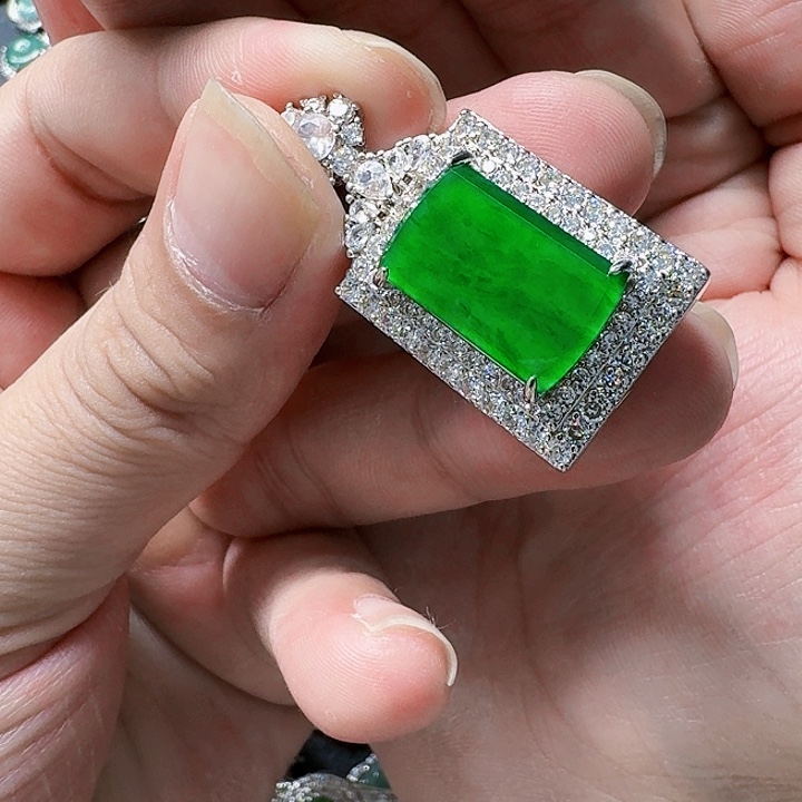 翡翠颈饰未镶嵌天然A货翡翠放漏