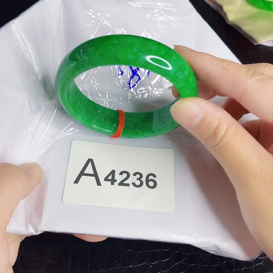 翡翠手镯未镶嵌手镯