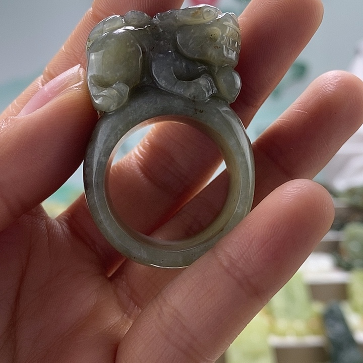 和田玉戒指未镶嵌有瑕