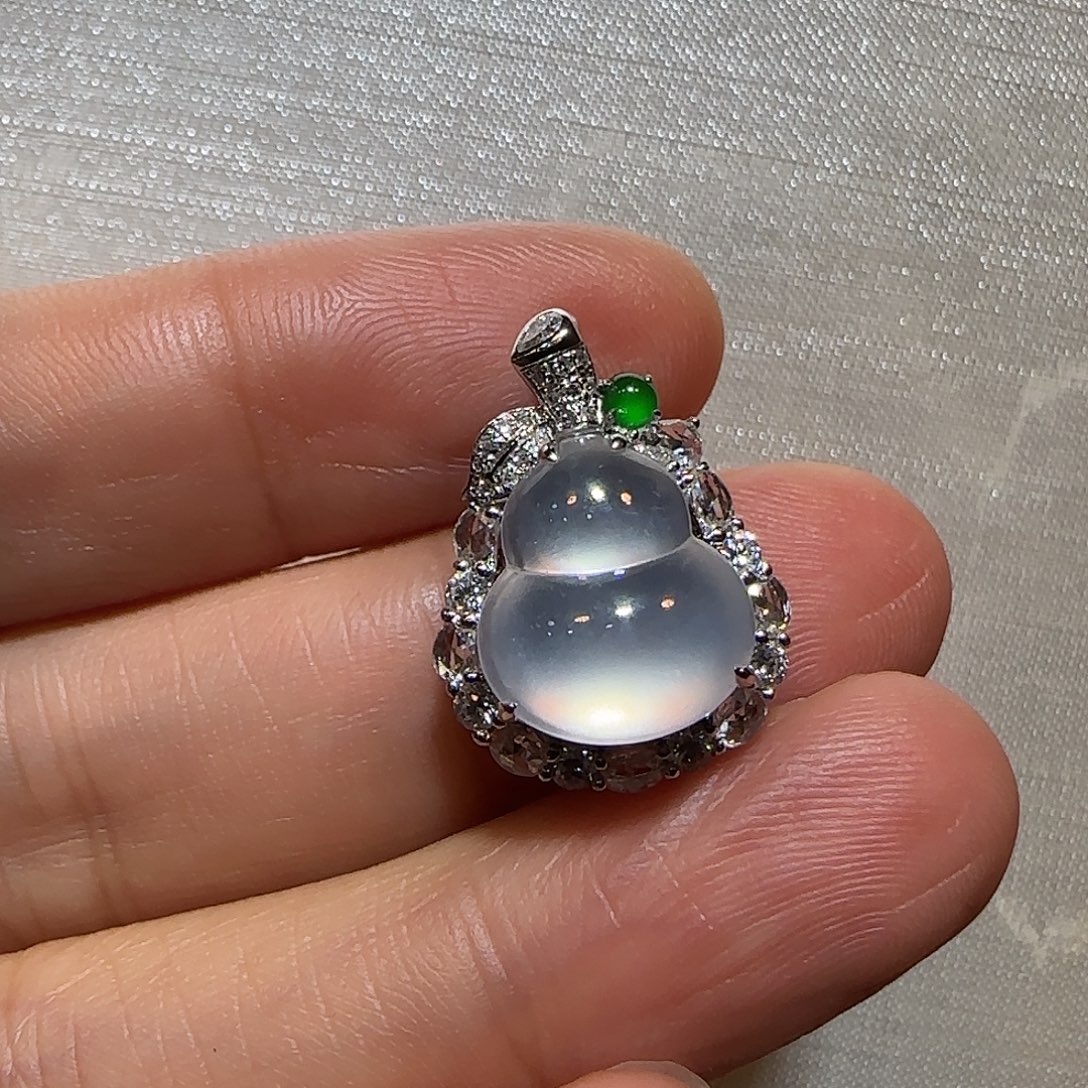 翡翠18K金镶嵌颈饰葫芦吊坠