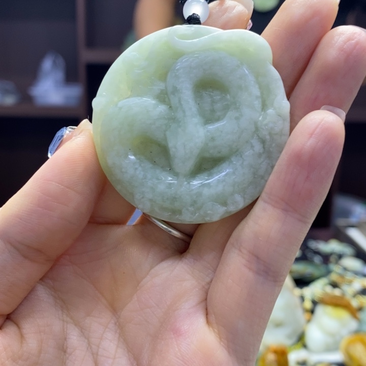 蛇纹石玉未镶嵌颈饰
