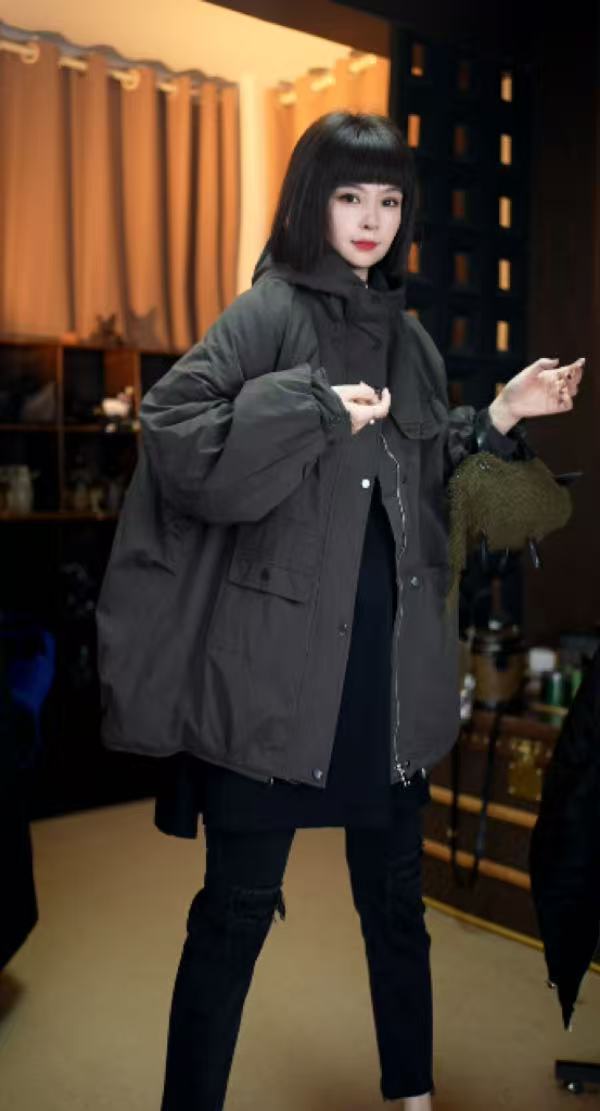 【思恩】2025冬季新款休闲简约时尚工装风短款连帽加棉外套8238