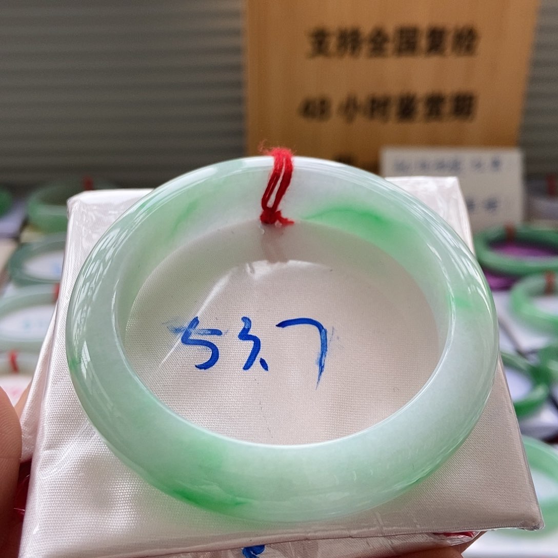 翡翠手镯未镶嵌8绿底翠8