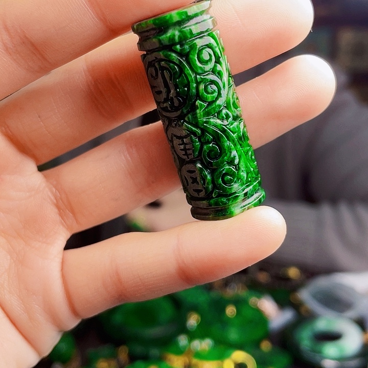 翡翠未镶嵌颈饰多样性