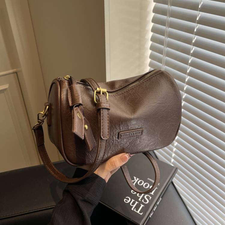 今年流行波士顿2025新款包包单肩斜挎包女百搭小包爆款枕头包背包