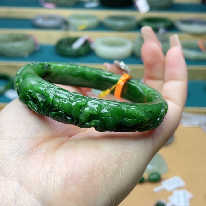 和田玉手镯58圈口。编号4贵妃镯未镶嵌