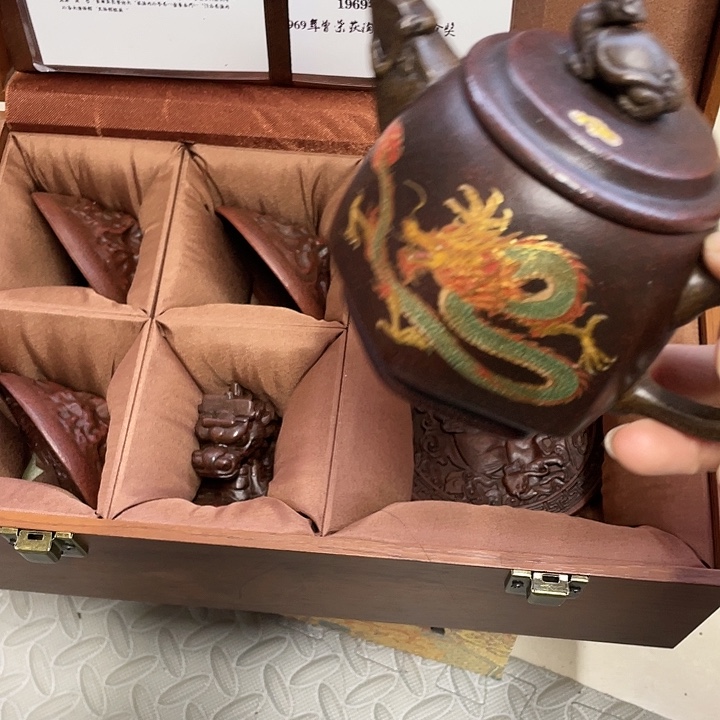 紫砂茶壶原矿泥料，手工制作的一把紫砂壶。