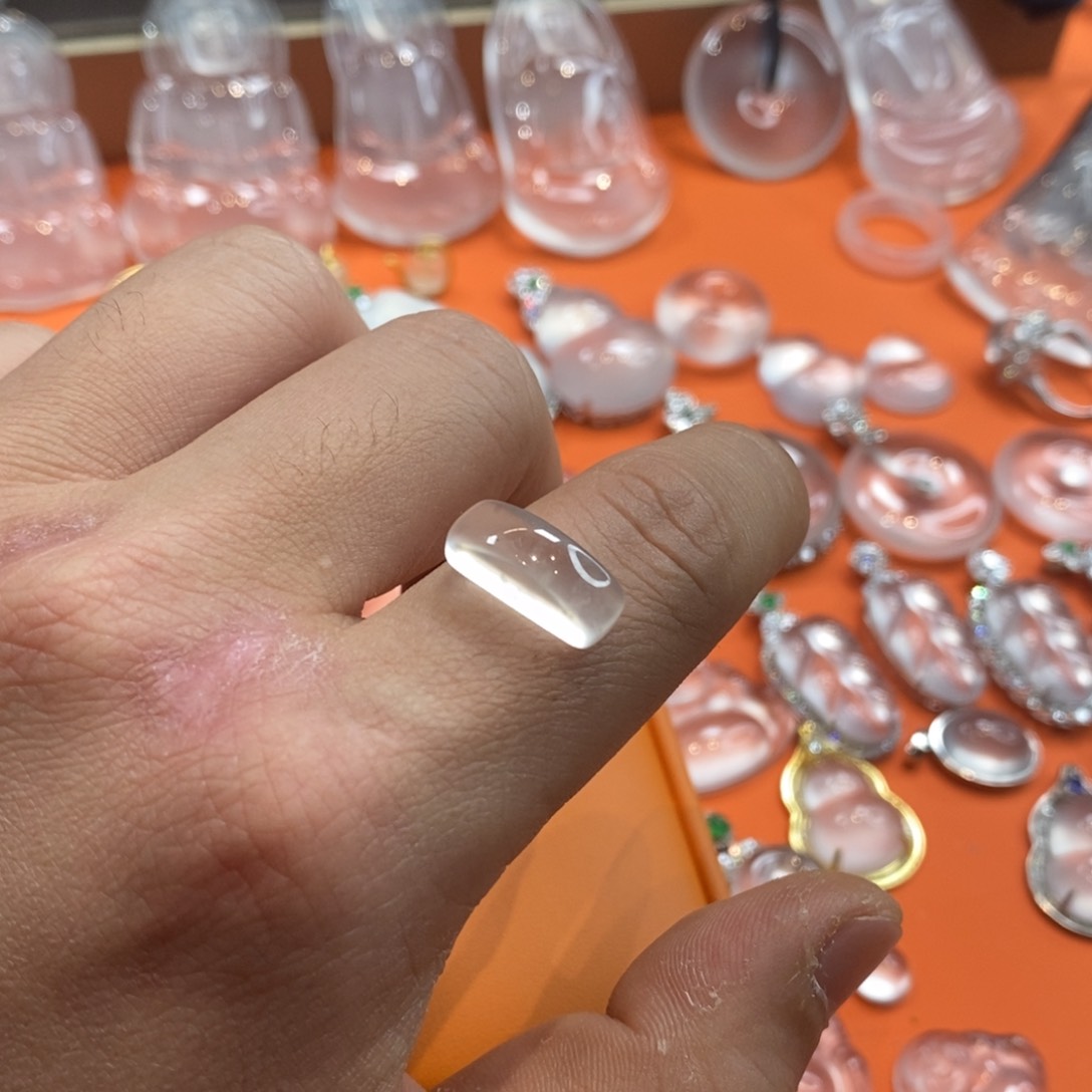 石英质玉吊坠未镶嵌媛***猫