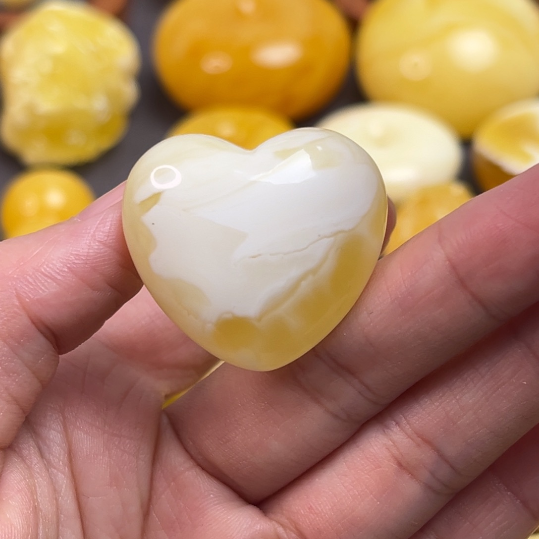 琥珀裸石未镶嵌桃心