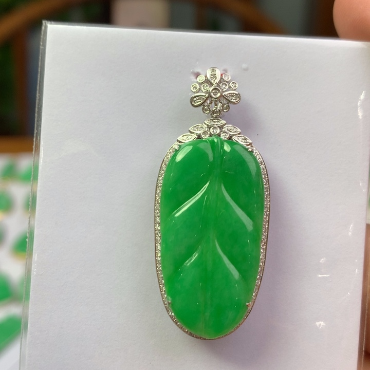 颈饰18K金镶嵌翡翠翡翠吊坠