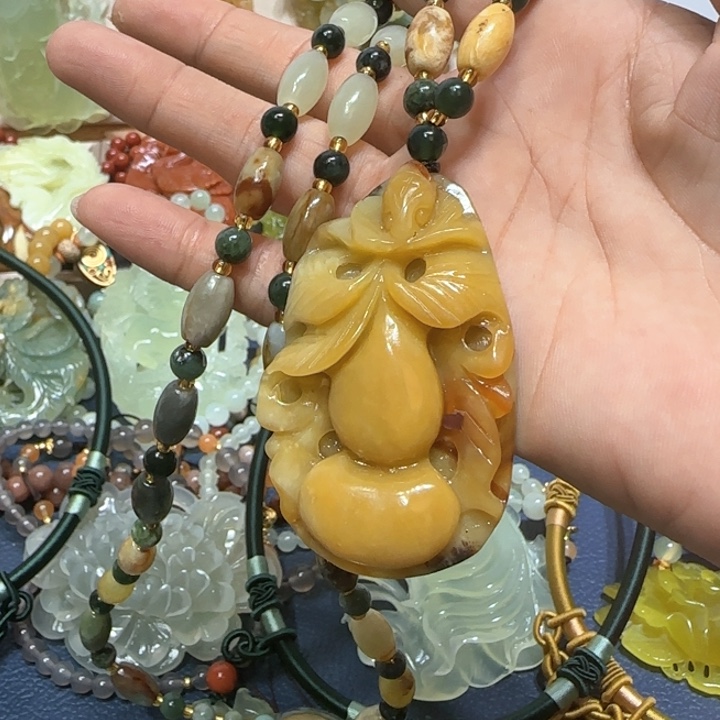 蛇纹石玉吊坠未镶嵌