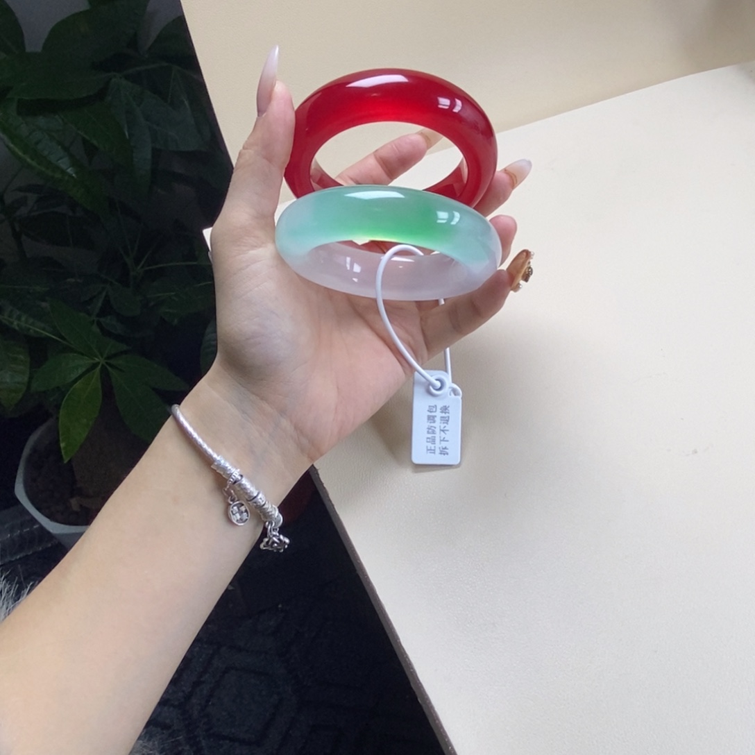 玉***欲玉时尚飘花手镯58玉见欲