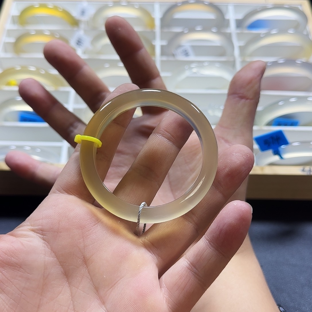 玛瑙/玉髓手镯未镶嵌彩***妞