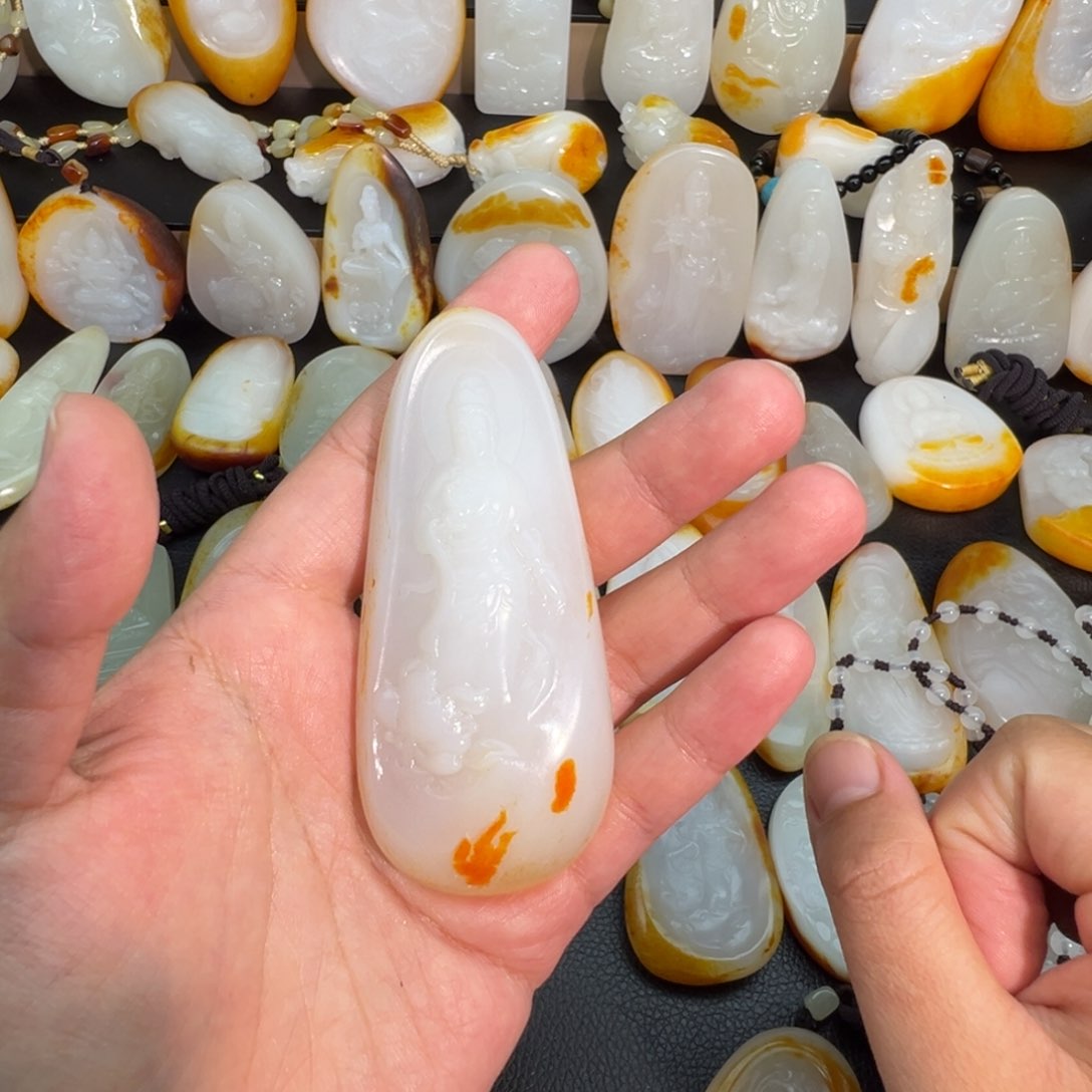 独***子和田玉未镶嵌颈饰